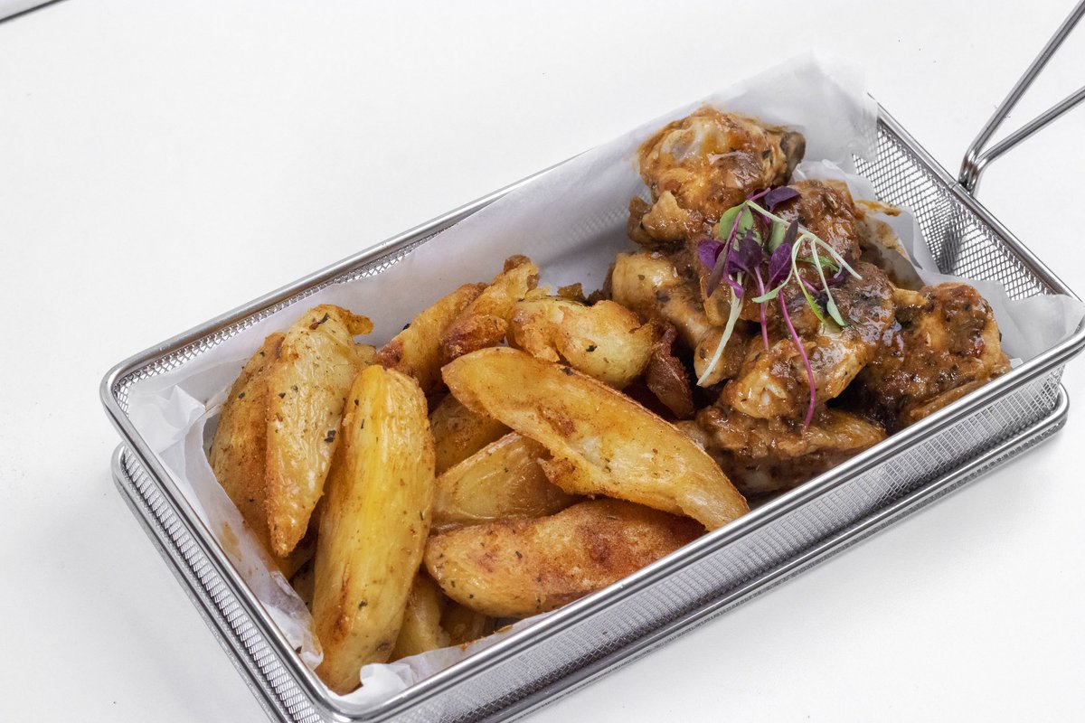 Snow_Mclovin's tweet photo. We opened a new Restobar in the CHOICE CITY 

HQ premium Lounge in Pmb 
57 Greyling Street. 

OPEN DAILY 

Kitchen opening times 

Monday to Sunday 

11:00 to 22:00 

#PLEASECOMEHUNGRY https://t.co/bs9b7I2mG0