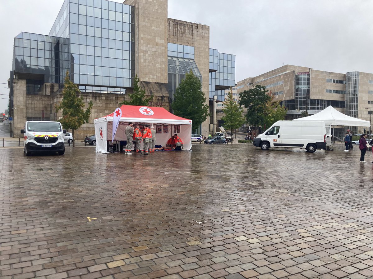 Et c’est parti pour la 1ere journée sarthoise/mondiale de lutte contre l’arrêt cardiaque… sous la pluie #WorldRestartAHeart @CHLeMans @cguitton44 @LandaisMickael