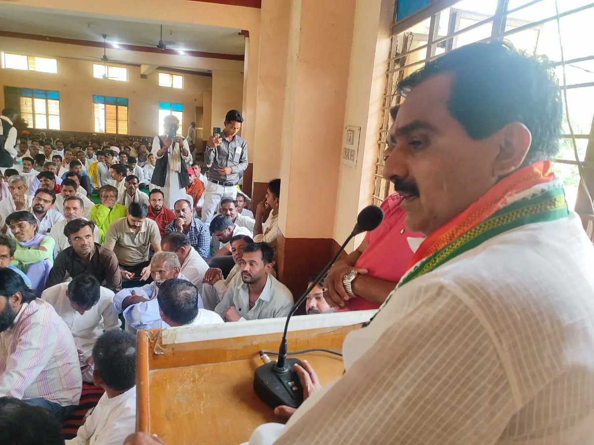 जीत की रणनीति पर चर्चा!
आज राजगढ़ कांग्रेस कार्यालय में आगामी विधानसभा चुनावों को लेकर कांग्रेस पार्टी की रणनीति के बारे में चर्चा की।।
कांग्रेस पार्टी और जनता आगामी चुनावों में जीत को लेकर पूरी तरह तैयार और आश्वस्त है।।
<a href="/OfficeOfKNath/">Kamal Nath</a>
<a href="/digvijaya_28/">Digvijaya Singh</a>