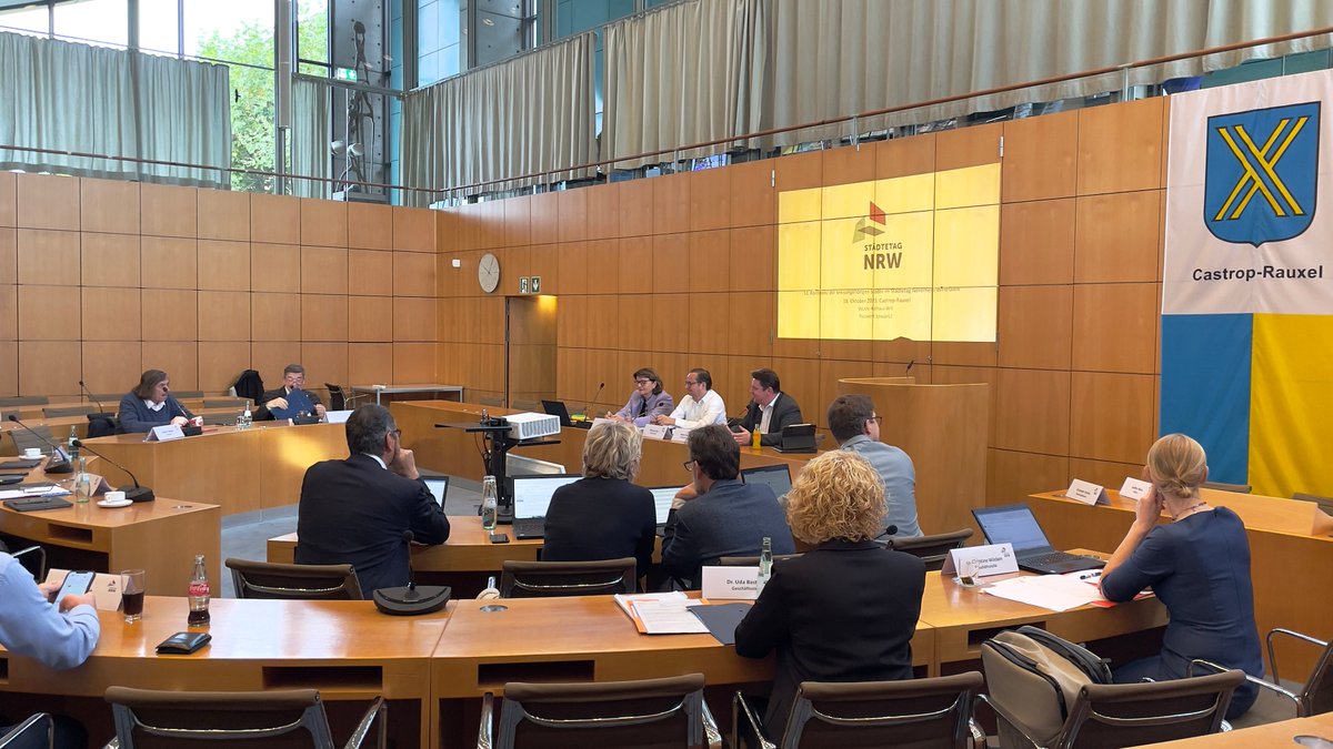 Und wir sagen: "Vielen Dank" an <a href="/RajkoKravanja/">Rajko Kravanja</a>, Bürgermeister von #CastropRauxel (im Gruppenbild oben 4. v. l.) für den freundlichen Empfang &amp; die Gastfreundschaft!
2/2