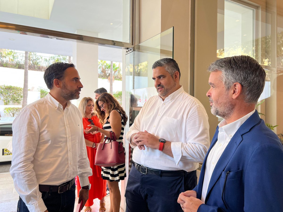aDanielPerez's tweet photo. 👉🏻 @joselemijas es el mejor alcalde que #Mijas podía tener. Así lo decidieron los vecinos/as tras ganar las elecciones.

Al PP no le gustó perder las elecciones. Hicieron lo que mejor saben hacer, comprar voluntades para torcer el destino de una ciudad que avanzaba y mejoraba cada día. 

@NunezFeijoo, @eliasbendodo y @JuanMa_Moreno no tienen escrúpulos ni ética para poner a la número 6 de su lista, una paracaidista de Fuengirola como alcaldesa de Mijas. Una vergüenza.