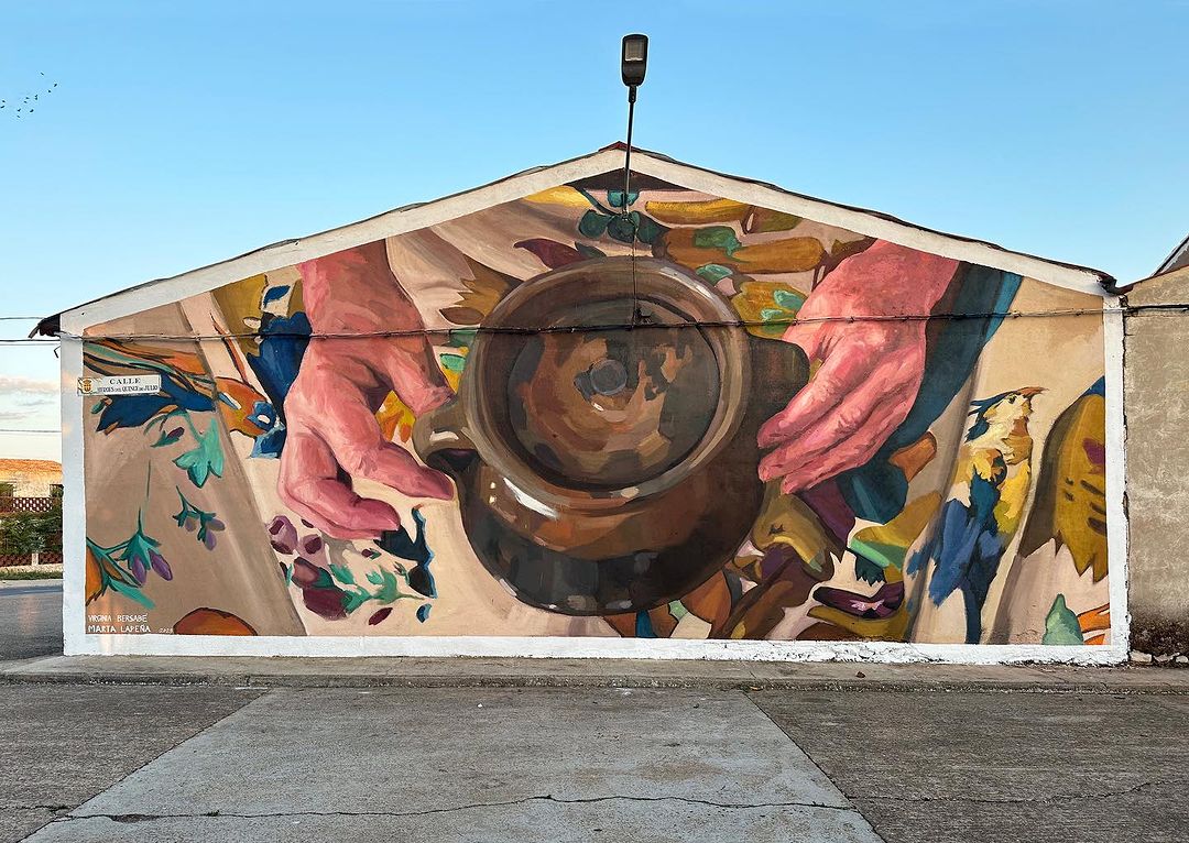 #Streetart by #MartaLapeña + #VirginiaBersabé @ #Talayuelas, Spain, for #Enjalbegarte, a project by #AyuntamientoTalayuelas More pics at: barbarapicci.com/2023/10/18/str… #streetartTalayuelas #streetartSpain #arteurbana #urbanart #murals #muralism #contemporaryart @virginiabersabe