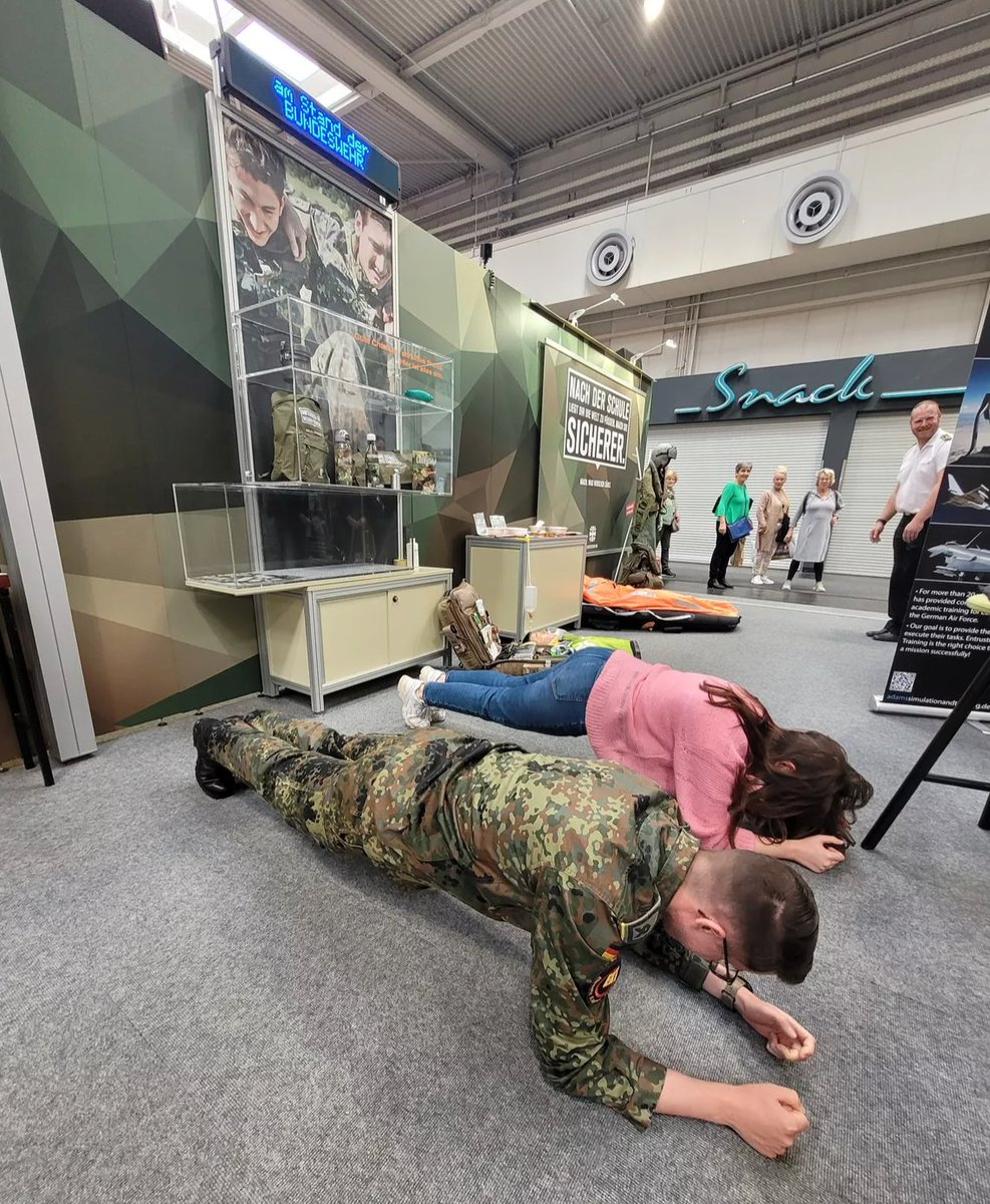 annika_schach's tweet photo. Emily at #infa !
Today I challenged the German #Bundeswehr in a plank battle and guess what: I won! They gifted me a brand new duffel bag that matches my collection perfectly!
Thank you, officers 😉
#sporty #gymlife #meninuniforms #hottie https://t.co/zcaTzXrzl9