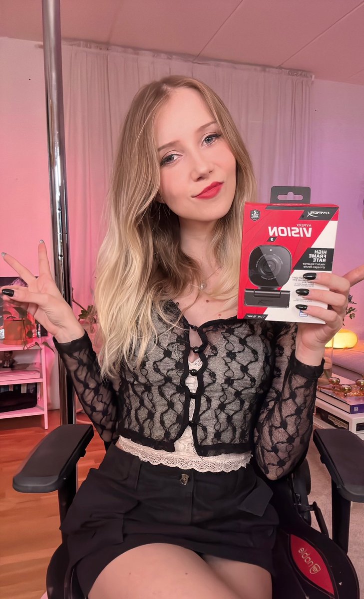 Apollolol's tweet image. I finally got the chance to try the new Vision S webcam by @HyperX and it exceeded my expectations!  Can definitely recommend if anyone is looking for a new webcam!!

Thanks for sending me this @HyperX ❤️

#HyperXnordic
