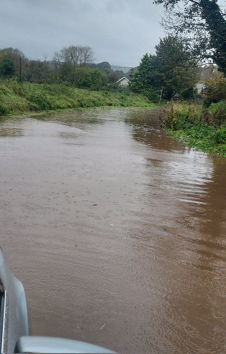 SeanMagnier's tweet photo. Flooding currently (12:45 Wednesday 18/10/2023) at Douglas Bridge, Kilworth.  #flooding
@CorkSafetyAlert @Corkcoco @CorksRedFM @Corks96FM @corkbeo 
@C103Cork https://t.co/MVFsOlvoLc