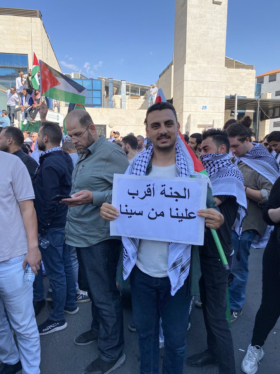 أعداد ضخمة في الرابية عند المسجد الكالوتي. تعالو.