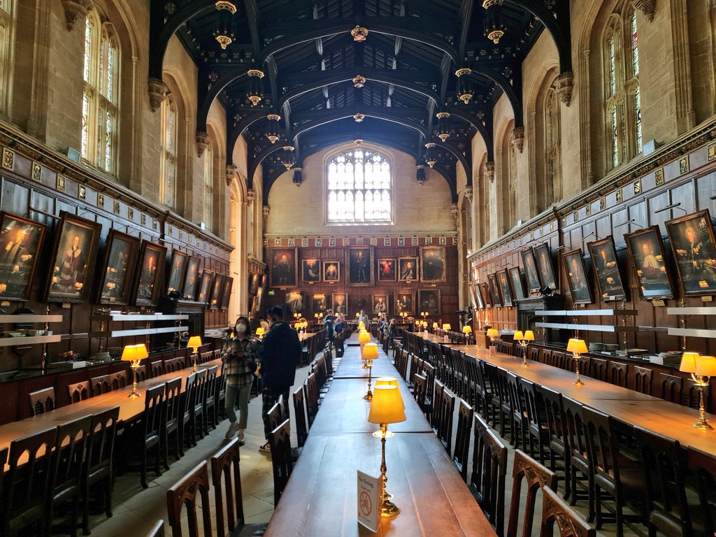 soyoso's tweet photo. เผื่อใครไม่ทราบ ในไทยมีท่านที่จบ Oxford และได้นั่งทานดินดนอร์แบบนี้จริงๆ ทุกวันที่ Christ Church ซึ่งเป็น hall ที่เป็นแรงบันดาลใจของเรื่อง Harry Potter นั่นคือ อจ.ปกรัฐ ที่เคารพของพี่และน้องๆ   (อจ.ผู้เชี่ยวชาญเรื่องไวรัสวิทยา ที่ออกมาให้ความรู้เราเรื่อง covid เยอะๆ ครับ) https://t.co/AM7sM1188D