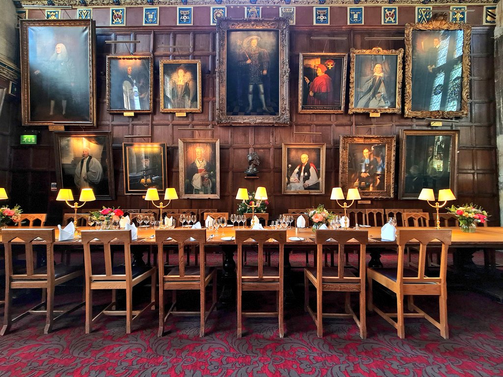 soyoso's tweet photo. เผื่อใครไม่ทราบ ในไทยมีท่านที่จบ Oxford และได้นั่งทานดินดนอร์แบบนี้จริงๆ ทุกวันที่ Christ Church ซึ่งเป็น hall ที่เป็นแรงบันดาลใจของเรื่อง Harry Potter นั่นคือ อจ.ปกรัฐ ที่เคารพของพี่และน้องๆ   (อจ.ผู้เชี่ยวชาญเรื่องไวรัสวิทยา ที่ออกมาให้ความรู้เราเรื่อง covid เยอะๆ ครับ) https://t.co/AM7sM1188D