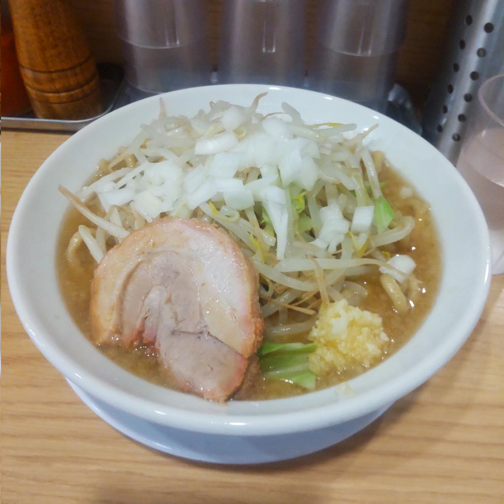 KeyleeUcchiy's tweet photo. ラーメン豚の子新日本橋(神田駅からも近い)
ラーメンにんにく玉ねぎ多め背脂
バキボキ麺に甘さと塩味のバランスが良いスープ、玉ねぎのシャクシャク感が良き。豚の食感は好み分かれるかも。気軽に楽しめるライト二郎系でした。#ラーメン https://t.co/1lRxIf3Fgv