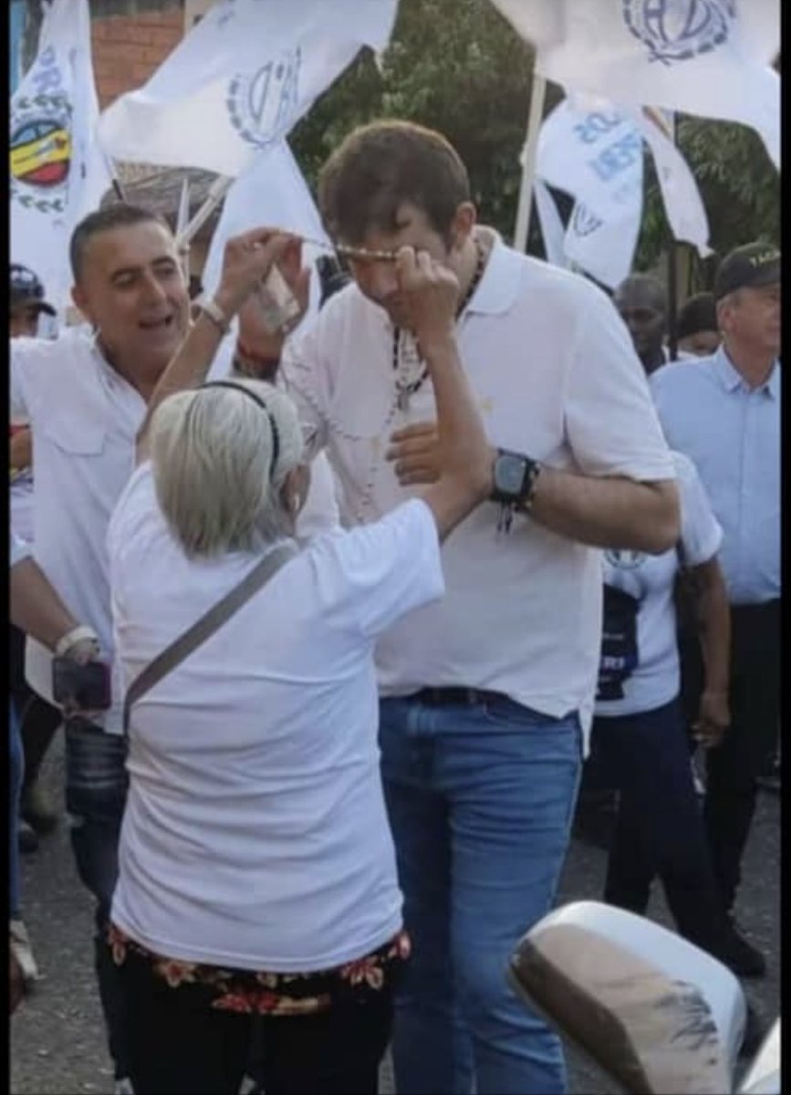 Hoy le quiero agradecer primeramente a mi Dios por permitirme un año más de vida, también a cada uno de ustedes por sus buenos deseos y ponerme en sus oraciones. 
Les ratifico mi compromiso con cada uno de los venezolanos sin importar colores políticos.
Con la ayuda de Dios este