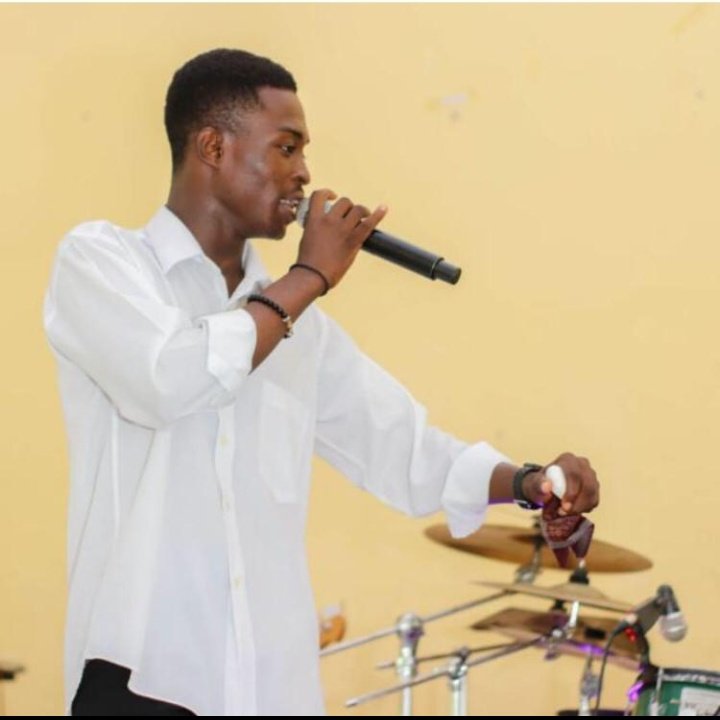 francesadu404's tweet image. Did you know that microphone handling also boasts your confidence of singing...
#mictechnique #singwell
It&apos;s Nakay Muzik... Singmeldo 🎹