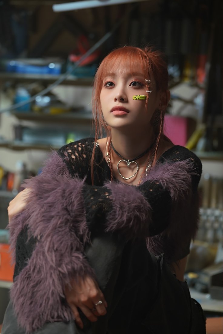 girlgroupspics's tweet photo. loona's chuu https://t.co/KvLnX8Va1K