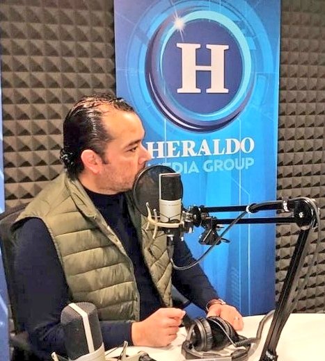 🎙️En este 2º Aniversario  de #DeFrenteEnJalisco quiero agradecer a @heraldodemexico y @heraldoradio_, a los directivos Franco Carreño, @AdrianLarisC, @oherrerac, @kolmosg por su confianza para poder encabezar una mesa análisis objetivo, plural, con entrevistas y debate🎙️ (1/5)🧵