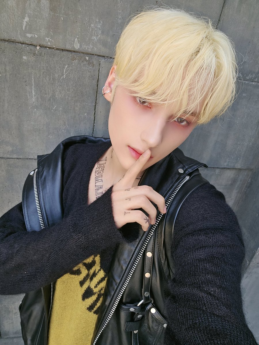 TXT_members's tweet image. 뮤비때 찍은 셀카🐧