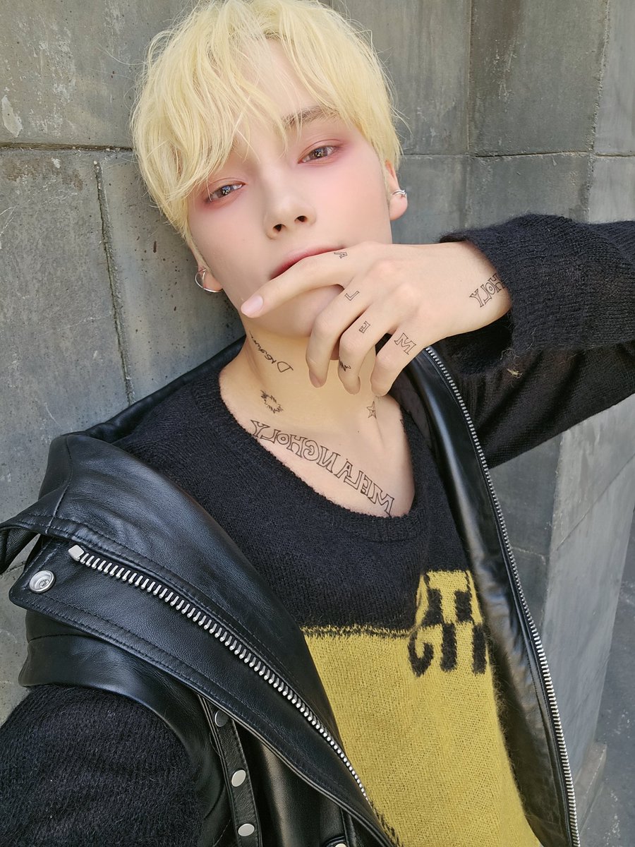 TXT_members's tweet image. 뮤비때 찍은 셀카🐧