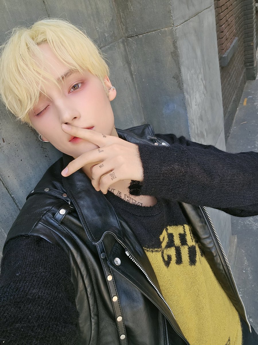 TXT_members's tweet image. 뮤비때 찍은 셀카🐧