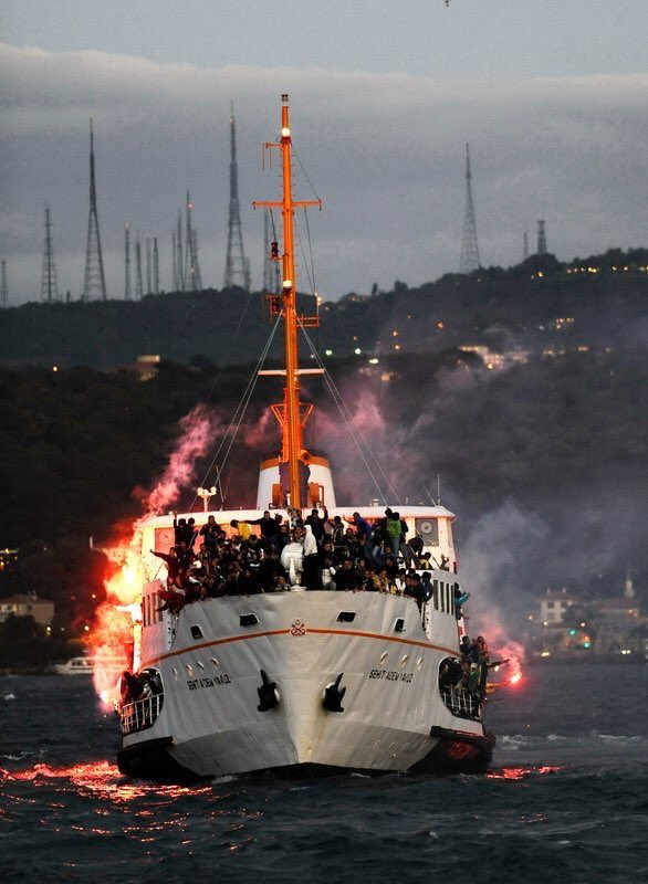 fenerbahcecomt's tweet photo. DEPLASMAN SEFİRİ FENERBAHÇE TRİBÜNLERİ… 😎 https://t.co/o79Mz0DZ8M