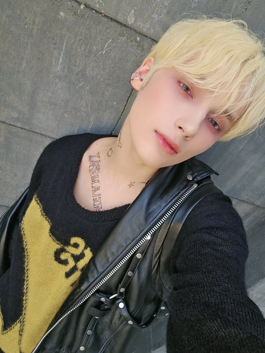 TXT_members's tweet image. 뮤비때 찍은 셀카🐧