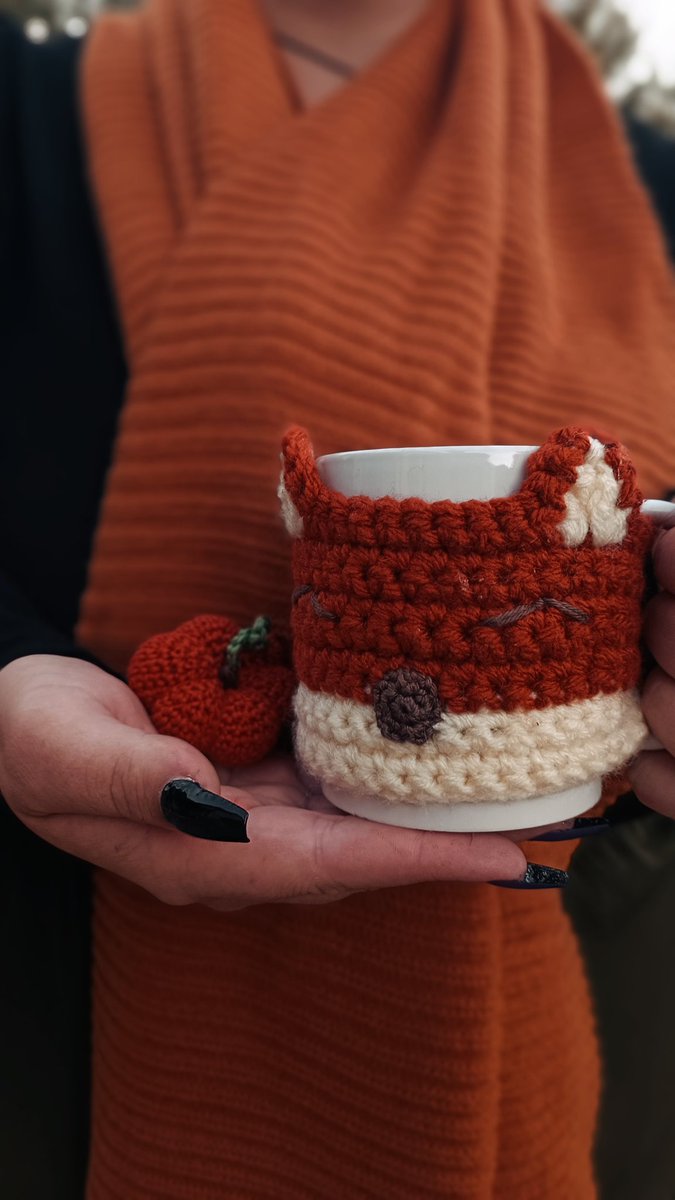 Lemondedelweg's tweet photo. Les Cozy Mug sont toujours disponible sur la boutique ! 🍁

Un petit RT pour la visibilité s'il te plaît ? 🧡

(attention, à partir d'aujourd'hui, la livraison n'est plus garantie pour Halloween)

Si tu souhaites ton Cozy Mug Renard le lien est en commentaires⤵️ https://t.co/98zv3KOkdN