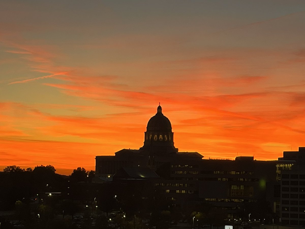 Always time for a sunrise. 

Thank you <a href="/JulieHiettKC/">Julie Dreiling Hiett</a> for the share!

Nature produces great art.