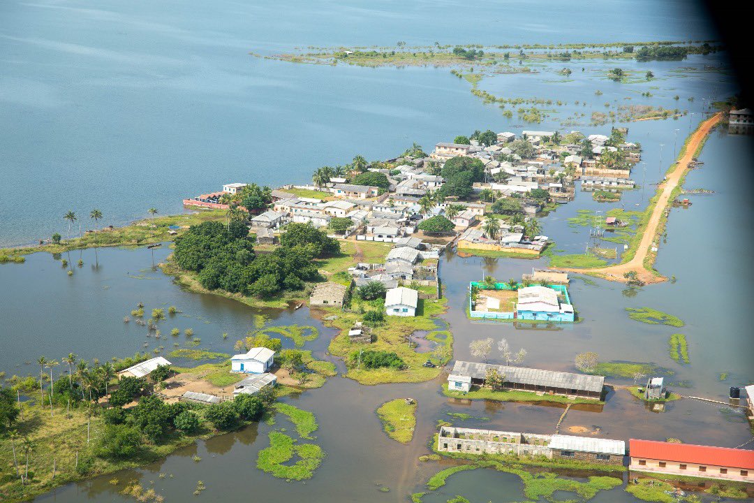 JDMahama's tweet photo. It is clear that the scope and scale of the flooding of communities along the Volta River is bigger than our crippled economy can bear. 

I recommend to Government to declare a State of Emergency in the affected areas and request relief assistance from our bilateral and multilateral partners immediately.

#SaveVoltaCommunities
#VoltaRegionDeservesBetter