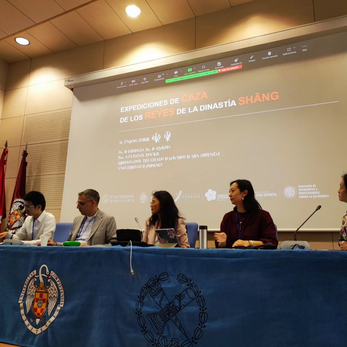 AsiaCongreso's tweet photo. En la segunda sesión, Jinjing Xu (USAL) nos habló de las cacerías reales de la dinastía Shang, Huiling Luo (UCM) de relaciones China-España desde el siglo XVI, Xiaoling Wang (UCM) sobre el Xianqing Ouji y Li Juyang (UCM) sobre el carácter "gusano de seda" #ucm #china #gtea #usal https://t.co/47CMLkCOvn
