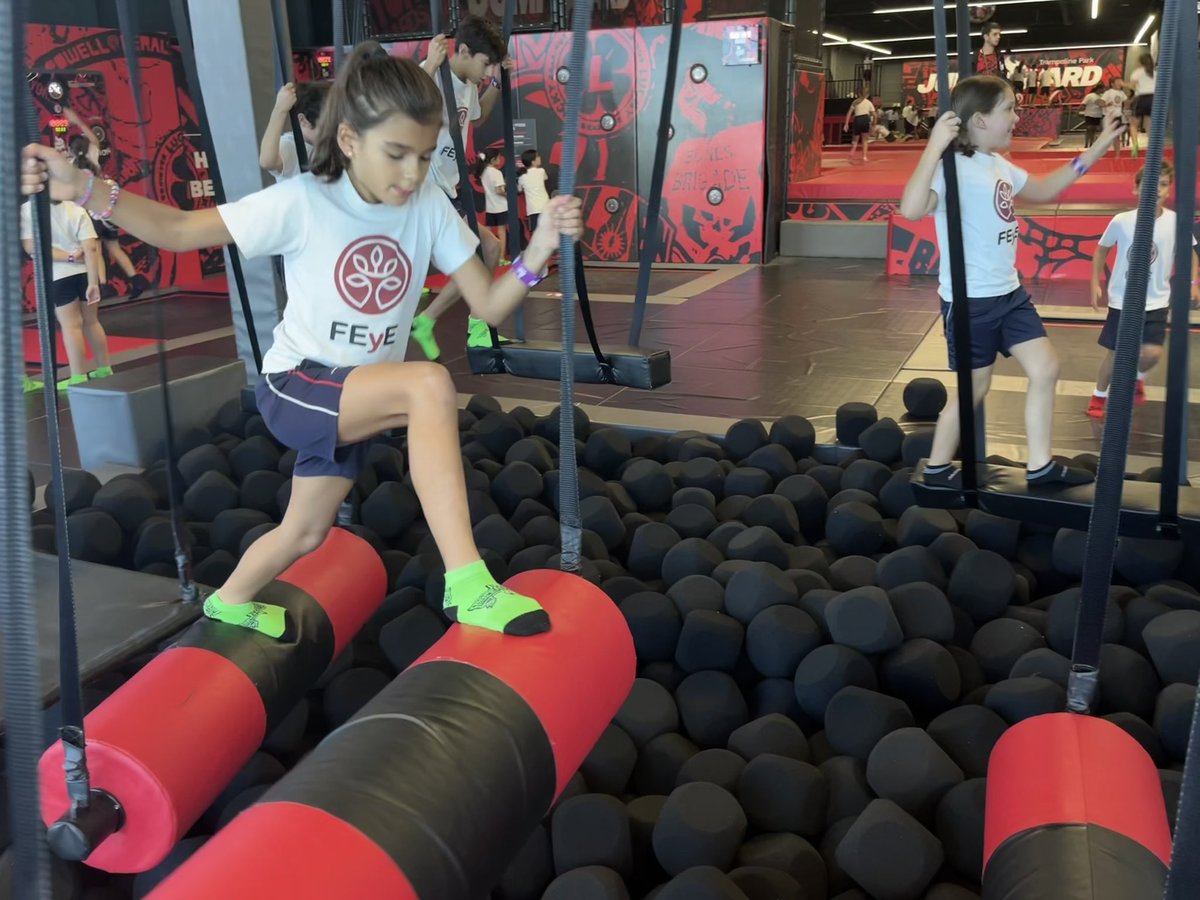 smp_feye's tweet photo. Diversión es poco para definir un día de con -vivencia con los compañeros@s en @jumpyard_oasizmadrid #escucha #colegiosfeye #laprovi https://t.co/JZaQyml362