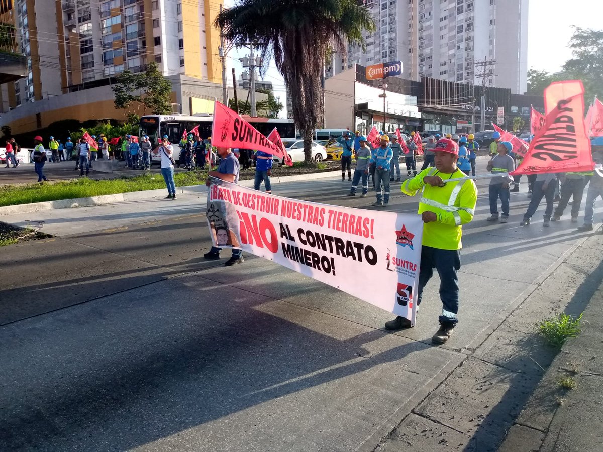 Cumplimiento del fallo de la Corte, el contrato es inconstitucional.  Moratoria minera.  Debate democrático, amplio y televisado  Referéndum YA   #MineríaEsMuerte

Cierre total a la altura de El Bosque . Grupo 5 con los trabajadores de Greenwood