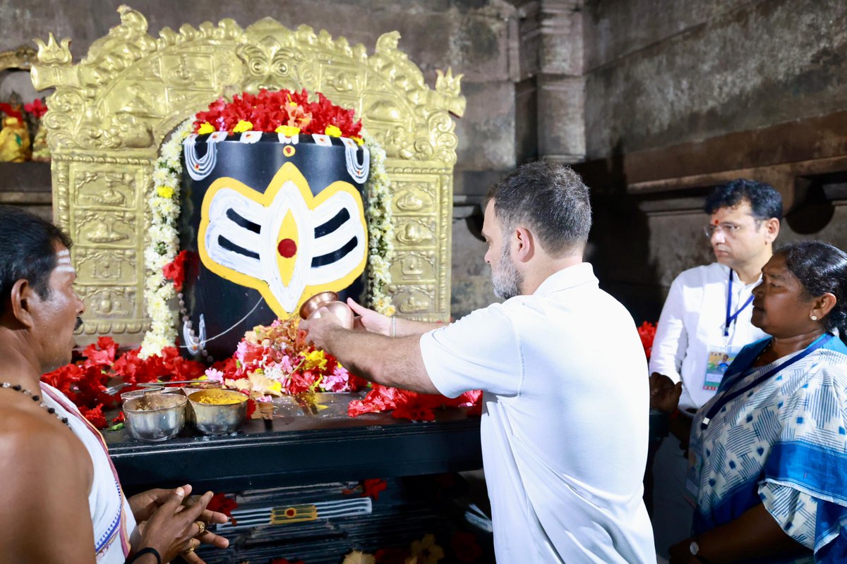 INCIndia's tweet photo. आज @RahulGandhi जी और @priyankagandhi जी ने तेलंगाना के मुलुगु में स्थित विश्व प्रसिद्ध रामप्पा मंदिर में दर्शन और पूजन कर देश की सुख-शांति और समृद्धि के लिए प्रार्थना की। https://t.co/Z0ajTWkLyP
