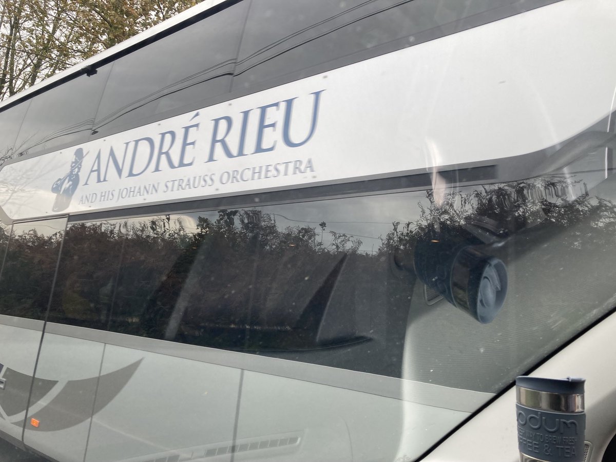 Unrhywun yn gwybod pam bod bws ⁦<a href="/andrerieu/">André Rieu</a>⁩ newydd basio fi yn Cynnwyl Elfed?!#yagym