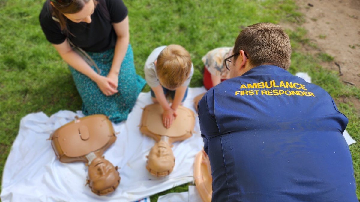 EMAS_CFR's tweet photo. We are looking for Community First Responders in the following areas:
🚑 Draycott
🚑 Stapleford 
🚑 Long Eaton 
🚑 Sawley
And surrounding villages!
If you have some time to volunteer and want to help your community and save lives, contact community.responder@emas.nhs.uk 💚 https://t.co/OvQJK88RdU