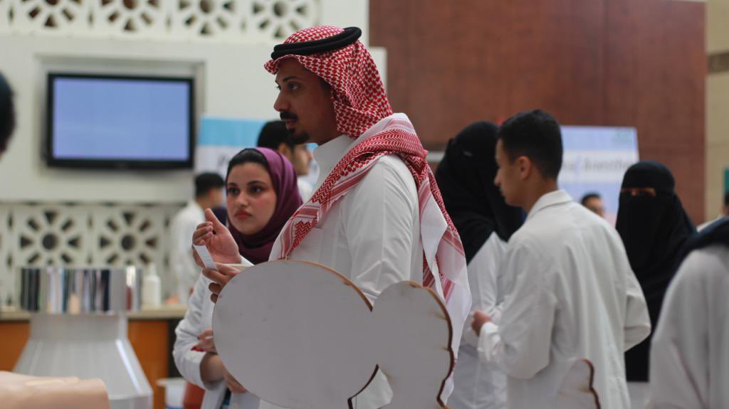 KSAU_HS_CAMS's tweet photo. نظم قسم تقنية التخدير بالتعاون مع نادي طلاب الكلية احتفالا باليوم العالمي للتخدير حيث استعرض خلال الاحتفال إبراز دور أخصائي تقنية التخدير في الطب المحيط بالجراحة بالإضافة لعرض محاكاة لحالة فرط الحرارة الخبيث خلال التخدير. https://t.co/PvhoT1pLT6