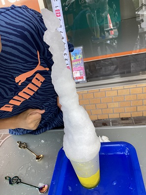 zenjioya2's tweet photo. 夏からいきなり冬になりそして秋に戻ったりしてますが相変わらずかき氷を売っています🍧
お子様軍団、本日記録更新！

高くて安いかき氷
最高記録更新
41cm https://t.co/1fhJCCySrp