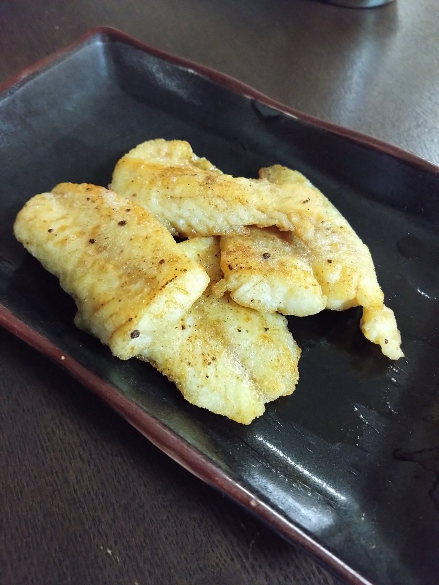 TakuSui's tweet photo. 今夜の晩御飯は昨日釣ったスモールちゃ��をムニエル風な感じで頂き鱒た😋😋😋

 #川スモール  #沈み蟲 https://t.co/1WbY9es5qM