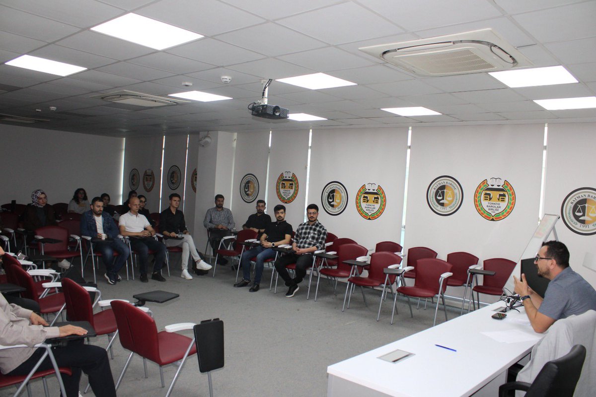 Batman_Barosu's tweet photo. Av. Şehmus Gündoğdu tarafından Staj Eğitim Merkezi eğitimleri kapsamında “Avukata Karşı İşlenen Suçlar” konulu seminer verildi. 

https://t.co/Nof3EyNxsu https://t.co/O6276vmoYO