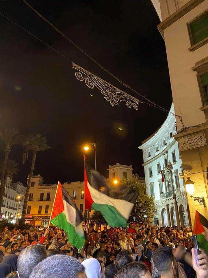 Discovery_ma's tweet photo. Le #Maroc a connu cette nuit plusieurs manifestations dans différentes villes du #Royaume, le Peuple #Marocain a exprimé son soutien envers la #Palestine notamment après le bombardement d'un hôpital civil par l'armée israélienne.
#Gaza
#PalestineGenocide https://t.co/4xvw46JxUD