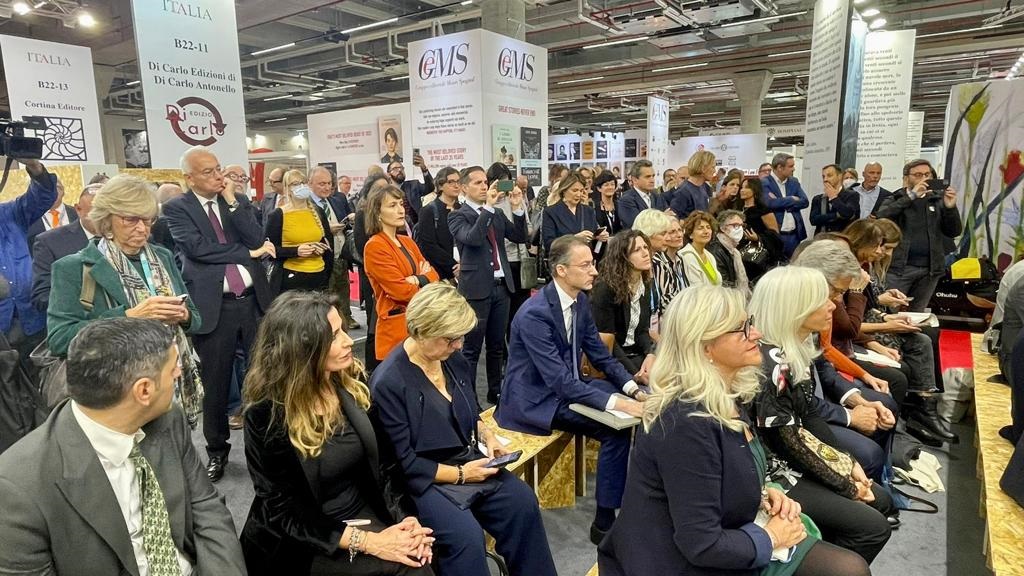 75a Fiera del Libro di Francoforte 📚🇮🇹 | L’Amb. #Varricchio inaugura il Padiglione italiano alla #fbm23, il maggiore appuntamento editoriale internazionale, dove l'Italia è presente con 137 espositori. Nel 2024 l’Italia parteciperà, dopo 36 anni, in qualità di “Ospite d’Onore”.