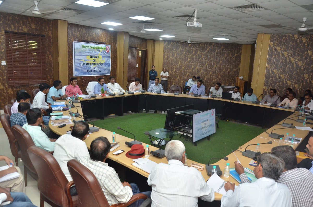 DRM_Agra's tweet photo. आगरा मण्डल में गोवर्धन सभागार में अल्ट्रासोनिक फ़्लॉ डिटेक्शन के संबंध में एक बृहद कार्यशाला का आयोजन किया गया | #USFD के संबंध में विस्तृत चर्चा की गईl Rail #safety को सुनिश्चित करने हेतु रेल एवं वेल्ड में दोष को चिन्हित किए जाने के बारे में जानकारी दी गई | https://t.co/YwvaP2XzlO