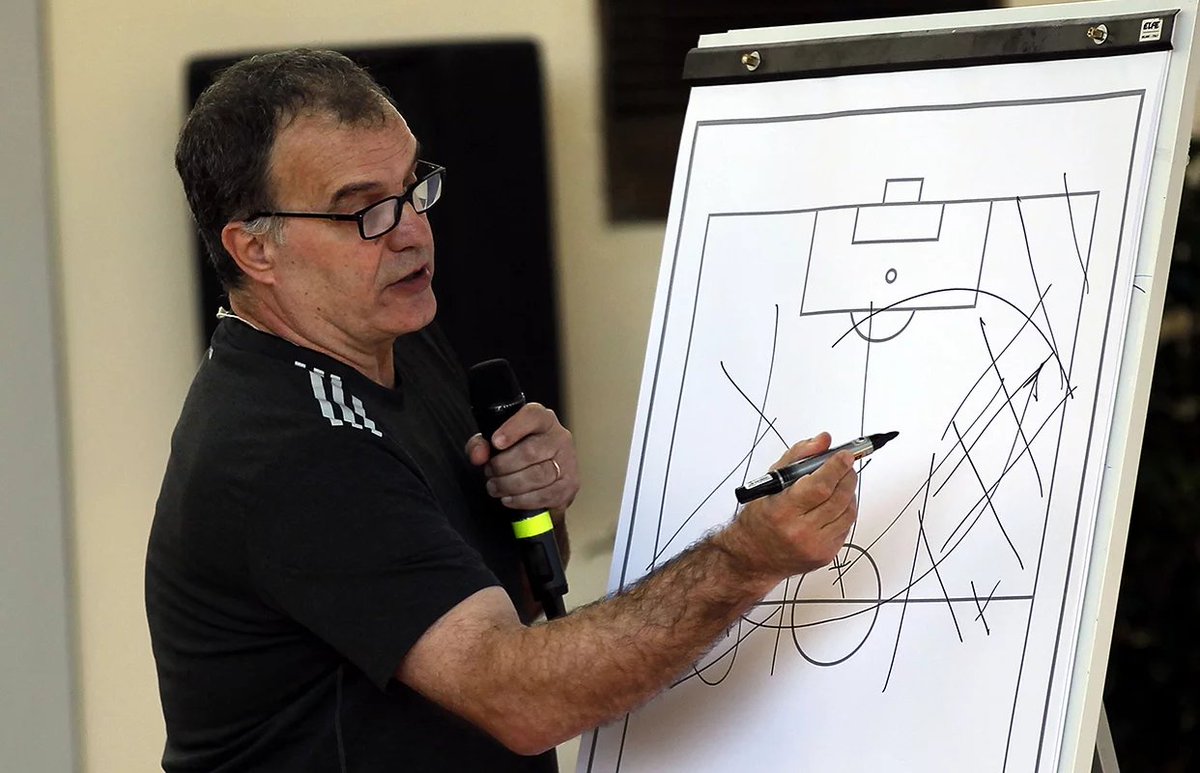 RaulMtnez_88's tweet photo. 📚COMPARTO una MASTER CLASS de MARCELO BIELSA hablando sobre CREAR una IDENTIDAD DE EQUIPO.

También revisa CONCEPTOS MICRO sobre los que hay que focalizarse.

Para tenerla, simplemente deja un RT y pincha en este enlace: https://t.co/NbQejAsCdM https://t.co/y8XOsp4EuB