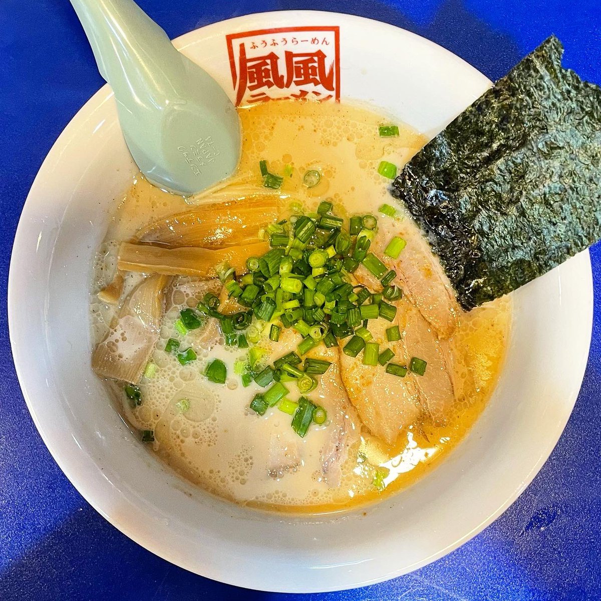 kymskf2's tweet photo. 那覇市松山にある「風風ラーメン」🍜
飲みの〆に最適なお店✨
濃厚な豚骨が五臓六腑に染み渡る🙋🏽‍♂️
#沖縄 #松山 #風風ラーメン #ラーメン https://t.co/NRxow24wyO
