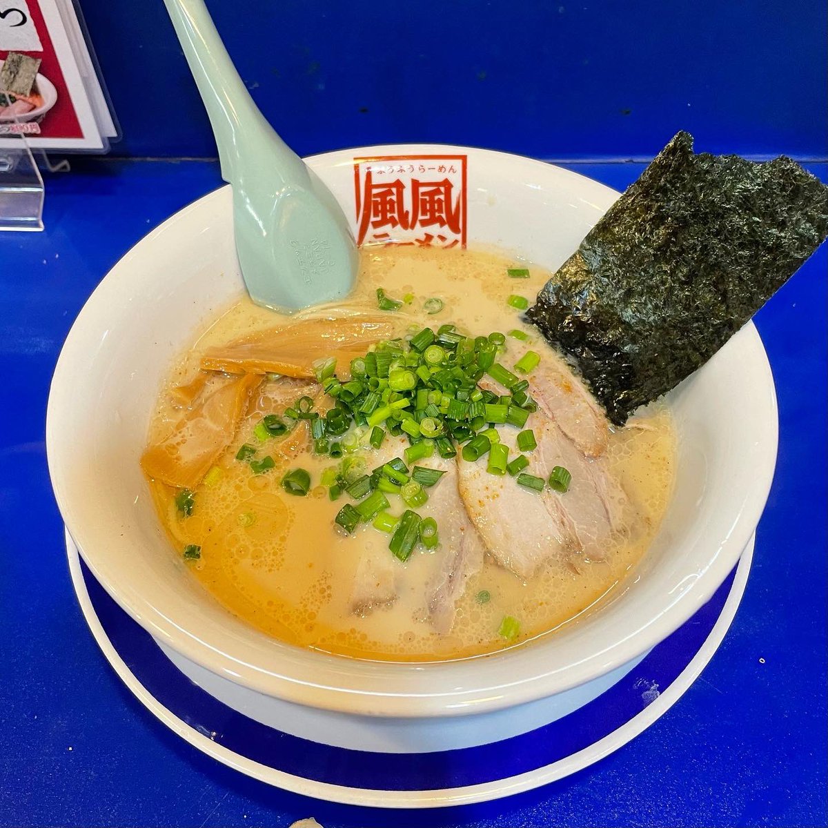kymskf2's tweet photo. 那覇市松山にある「風風ラーメン」🍜
飲みの〆に最適なお店✨
濃厚な豚骨が五臓六腑に染み渡る🙋🏽‍♂️
#沖縄 #松山 #風風ラーメン #ラーメン https://t.co/NRxow24wyO
