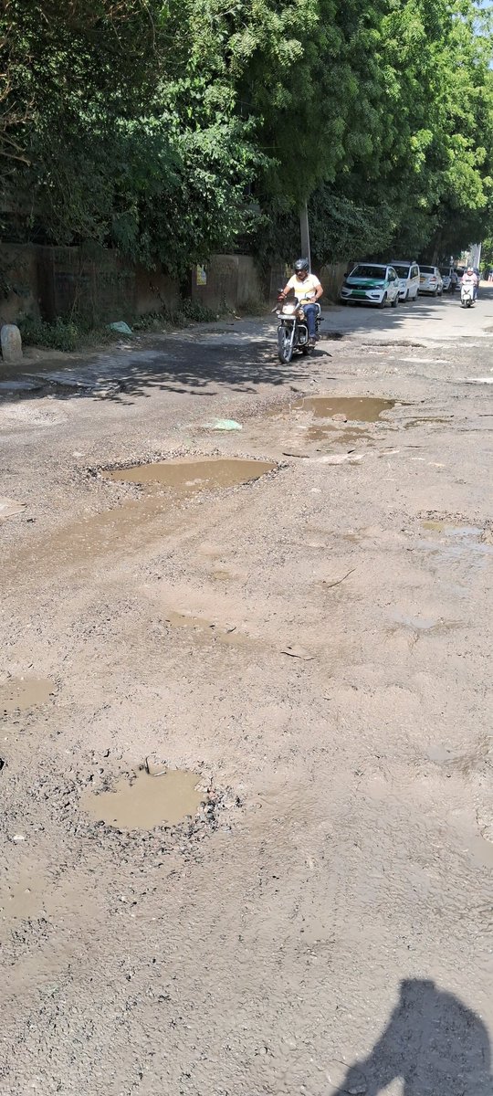 amandchawla's tweet image. #Udyogvihar #ServiceLane #Traffic daily due to these #potholes, it creates long jam every evening. Road side parked cars 🚗 &amp;amp; auto 🛺 adds to more choas

maps.app.goo.gl/BQQHrxZHqPUeB5…

@DC_Gurugram @ulbharyana @TrafficGGM @dcptrafficggm @gurgaonpolice @ReporterNaughty @PotholeWarriors