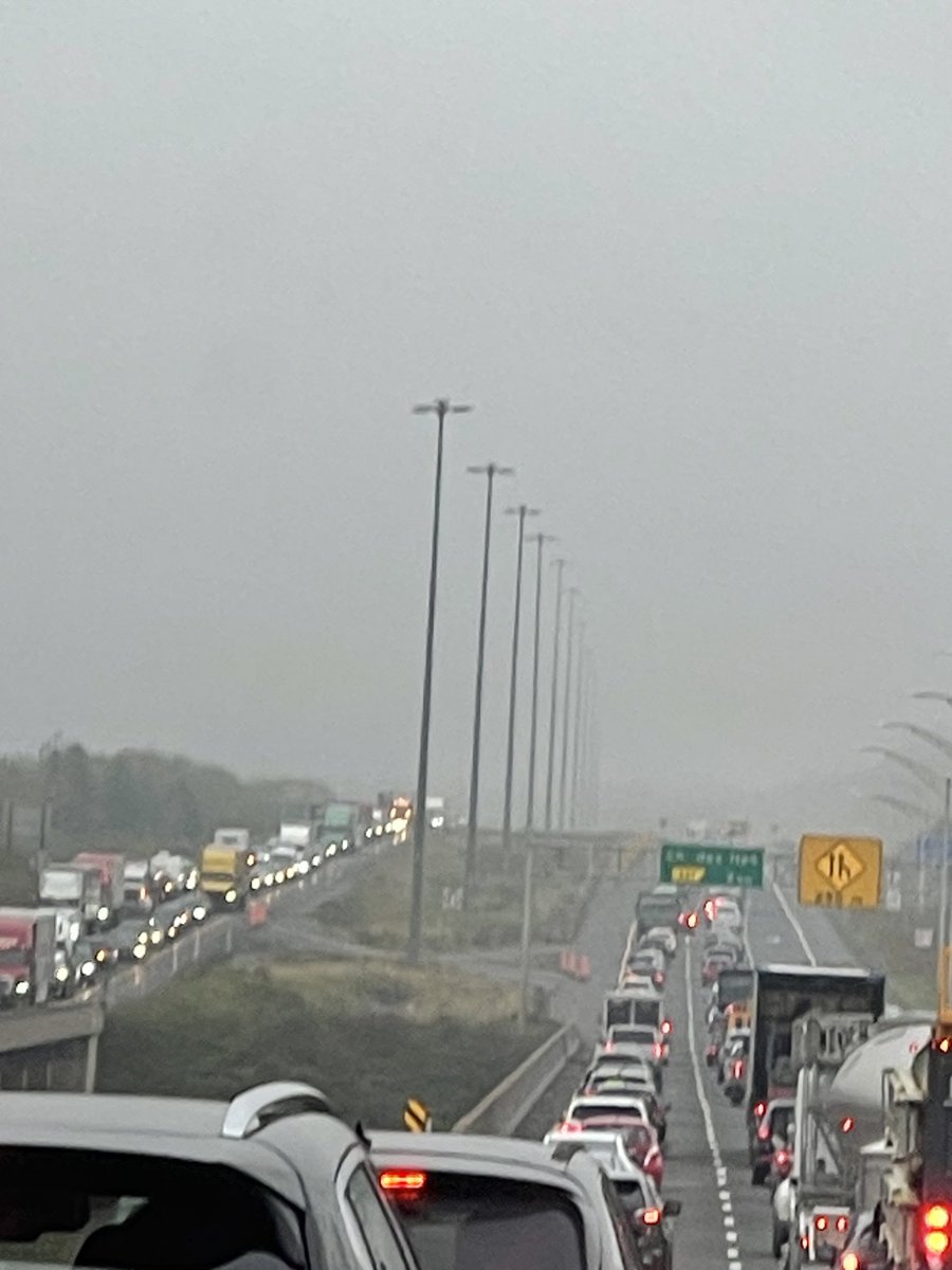 Chers experts en transport du 514, quelles sont vos solutions pour soulager le 8 km de congestion sur la 20 à Lévis ce matin? (Photo prise par mon passager) 😉
