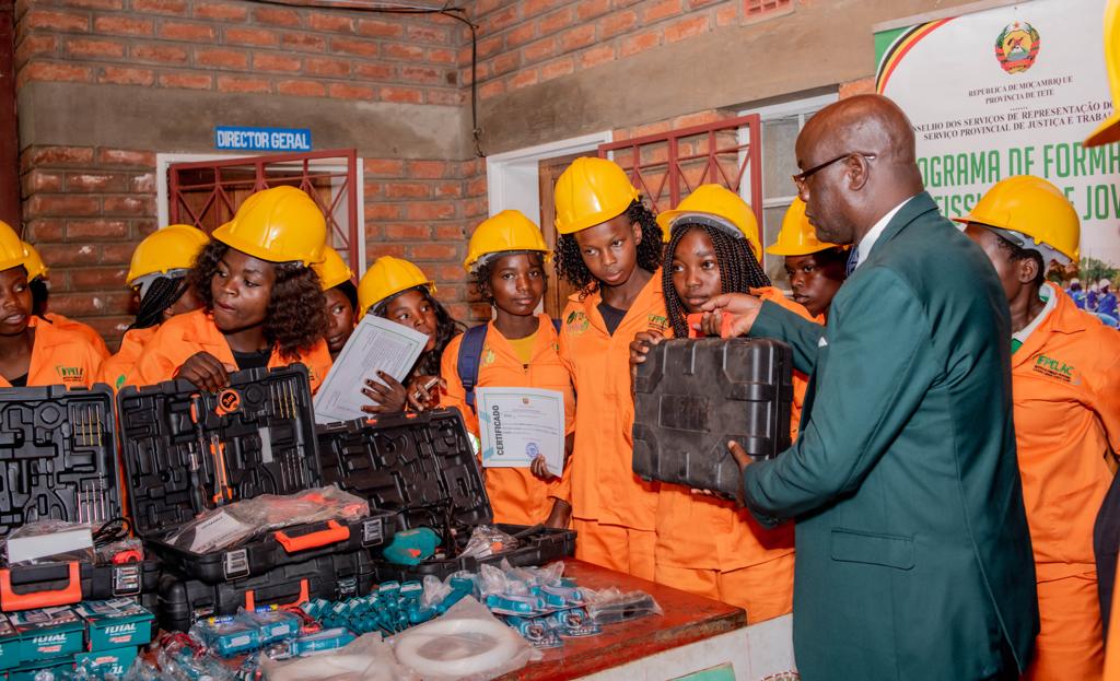 FDC_Moz's tweet photo. Realizou-se ontem, 17 de Outubro,na província de Tete a cerimónia de #graduação de 52 raparigas formadas nos cursos de electricidade, canalização, pintura e corte e costura. Para além da entrega de certificados, as raparigas receberam também kits de #autoemprego https://t.co/ffoMM0BzAg