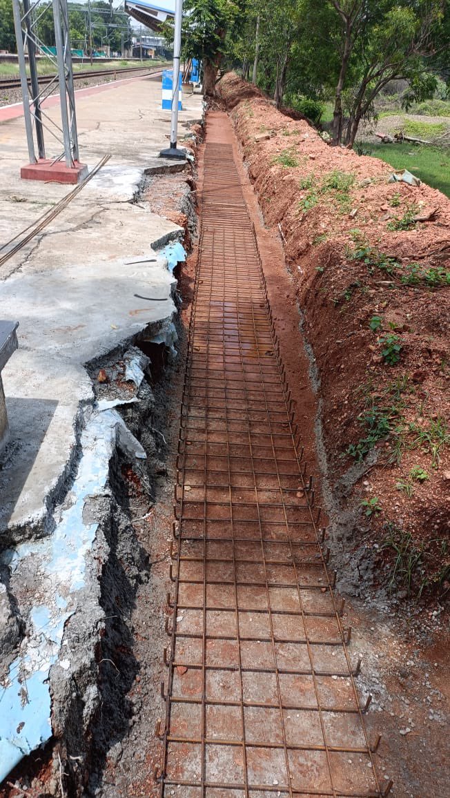 drmmadurai's tweet image. Exciting updates from Sholavandan! 

We're making progress on the fencing wall (550 meters) and developing a spacious parking area (1,380 Sqm) under the Amrit Bharat Station Scheme. 

#DevelopmentInProgress #AmritBharatStation 

@RailMinIndia @GMSRailway 

#drmmadurai #DRMMDU