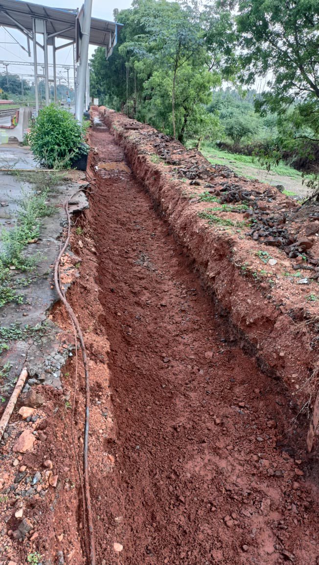 drmmadurai's tweet image. Exciting updates from Sholavandan! 

We're making progress on the fencing wall (550 meters) and developing a spacious parking area (1,380 Sqm) under the Amrit Bharat Station Scheme. 

#DevelopmentInProgress #AmritBharatStation 

@RailMinIndia @GMSRailway 

#drmmadurai #DRMMDU