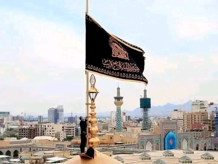 KafirWrites110's tweet photo. #ایران میں پہلی بار روضہ امام علی رضاؑ پر سیاہ پرچم لہرا دیا گیا 🏴 https://t.co/gBfXxmYMYl