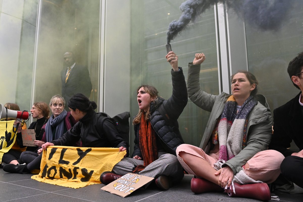 fossilfreeLDN's tweet photo. 🚨BREAKING: We're blocking the doors of @TotalEnergies to demand they  #StopEacop.

At the same time, @money_rebellion, @XRebellionUK &amp; @CClimateAction are occupying the offices of three insurance companies who haven't ruled out insuring of the giant oil pipeline. 

#oilymoneyout https://t.co/Y4iVrlrrWy