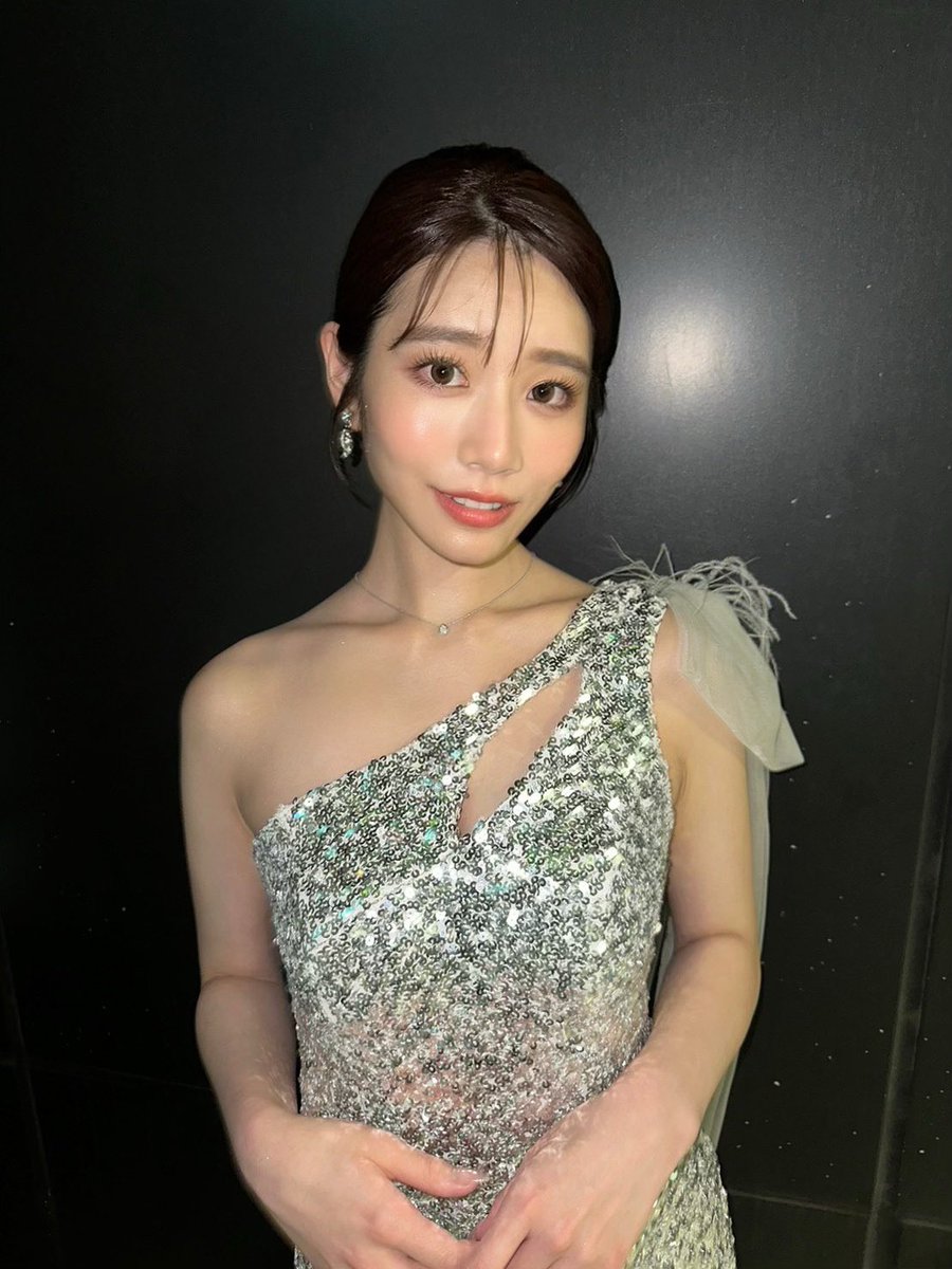 ドレスがとても素敵だったので
こっちにも載せておきます👗🤍

3着のなかから選んだけど
このシルバーのドレスにして
すごく良かったです✨

 #ホワイトウェディング 
 #ハンドメイドドレス https://t.co/iCUeDEyzoK