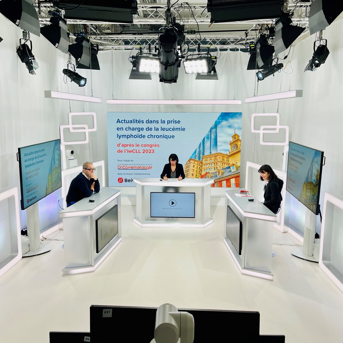 LetseeDigital's tweet photo. Journée bien particulière au Smart Studio… deux tournages avec changement de décor !
Le matin, les intervenants ont pu échanger d’une manière plus cosy grâce à notre configuration canapé. L'après-midi, place aux desks et au décor blanc pour une émission médicale ! https://t.co/pvbkkBobY3